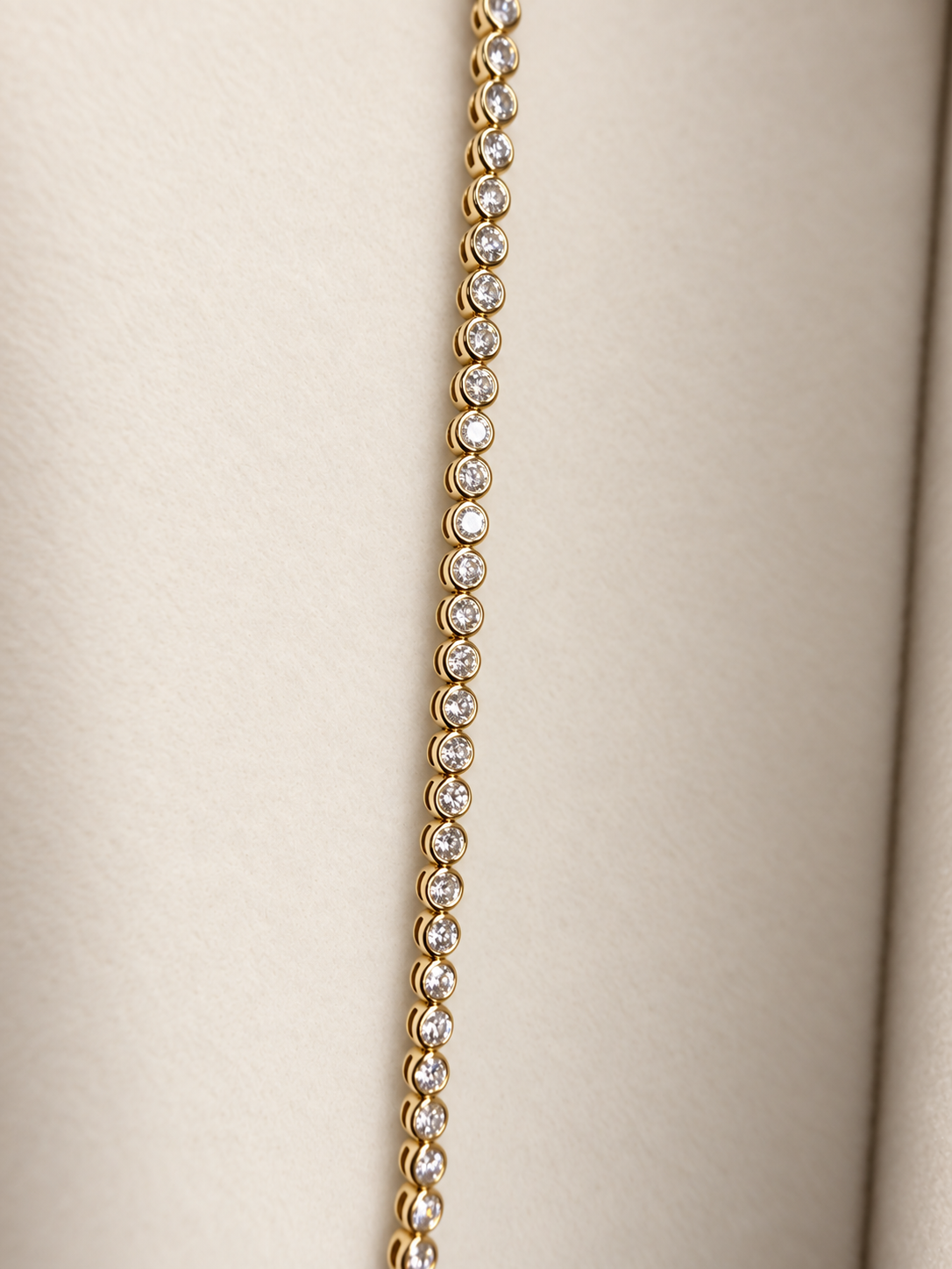 Sola Promise round diamond bezel detail in yellow gold