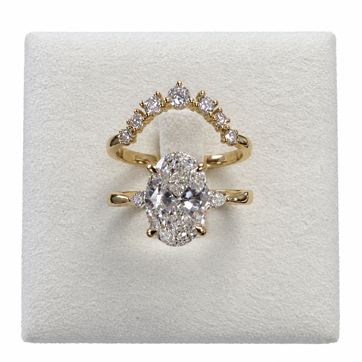 Sera Vow yellow gold two-ring set — front detail