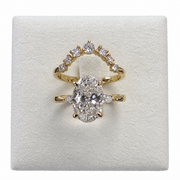 Sera Vow yellow gold two-ring set — front detail
