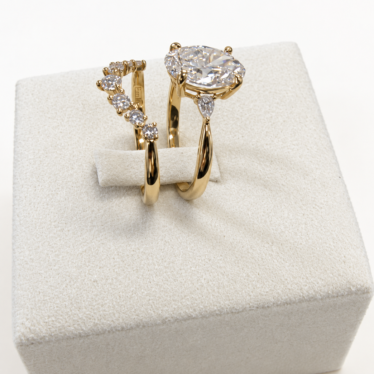 Sera Vow yellow gold two-ring set — side setting detail