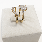 Sera Vow yellow gold two-ring set — side setting detail