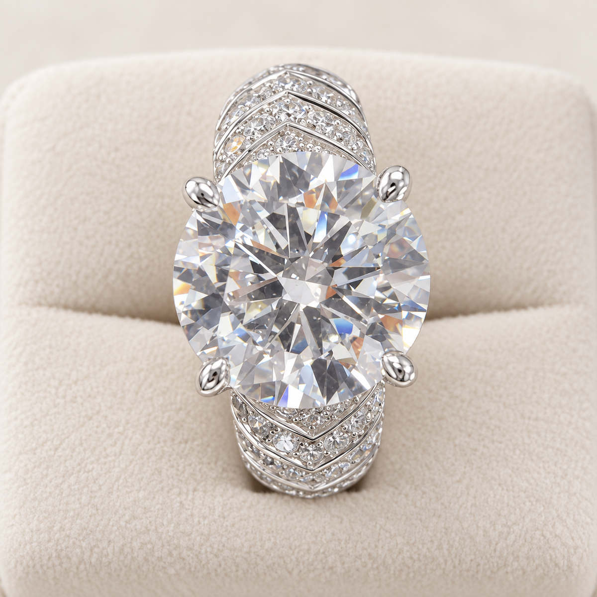 Plume in 9K white gold — round diamond and feathered pavé shoulders