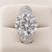 Plume in 9K white gold — round diamond and feathered pavé shoulders