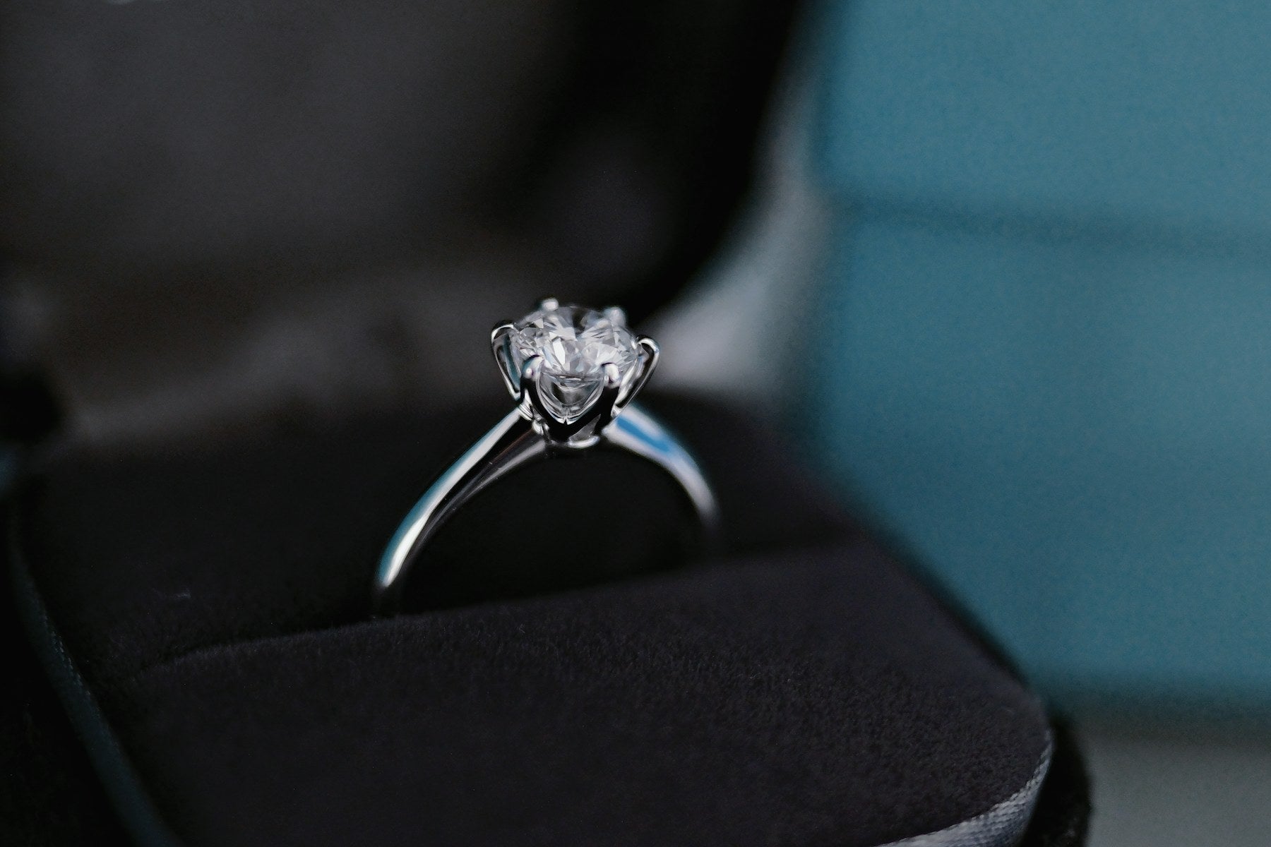 Diamond solitaire viewed from the side